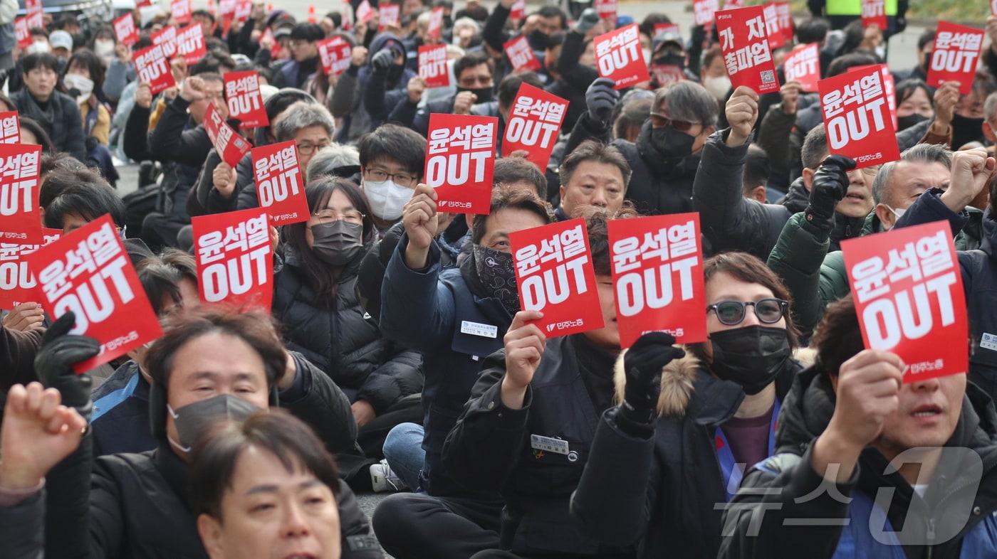 민주노총 대구지역본부 조합원 200여명은 6일 대구 수성구 국민의힘 대구시당 앞에서 윤석열 대통령 퇴진을 촉구하는 결의대회를 열고 있다. (민주노총 대구본부 제공) 2024.12.6/뉴스1