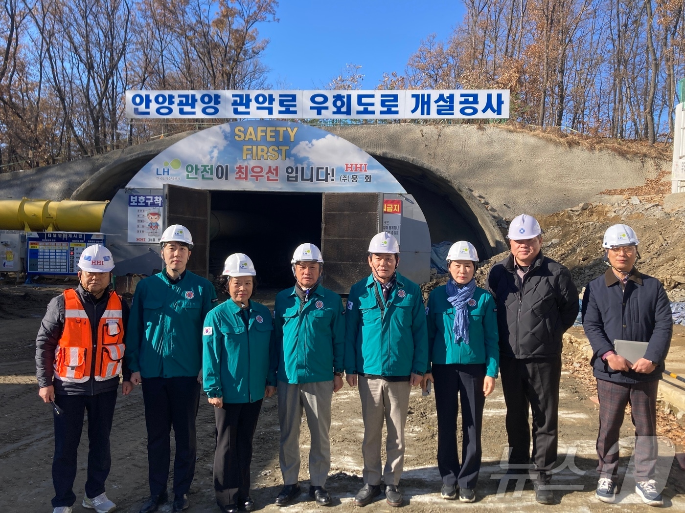 경기 안양시의회 도시건설위원회가 6일 ‘안양관양 관악로 우회도로 개설공사’&#40;동안구 관양동&#41; 현장점검에 나섰다.&#40;안양시의회 제공&#41;/