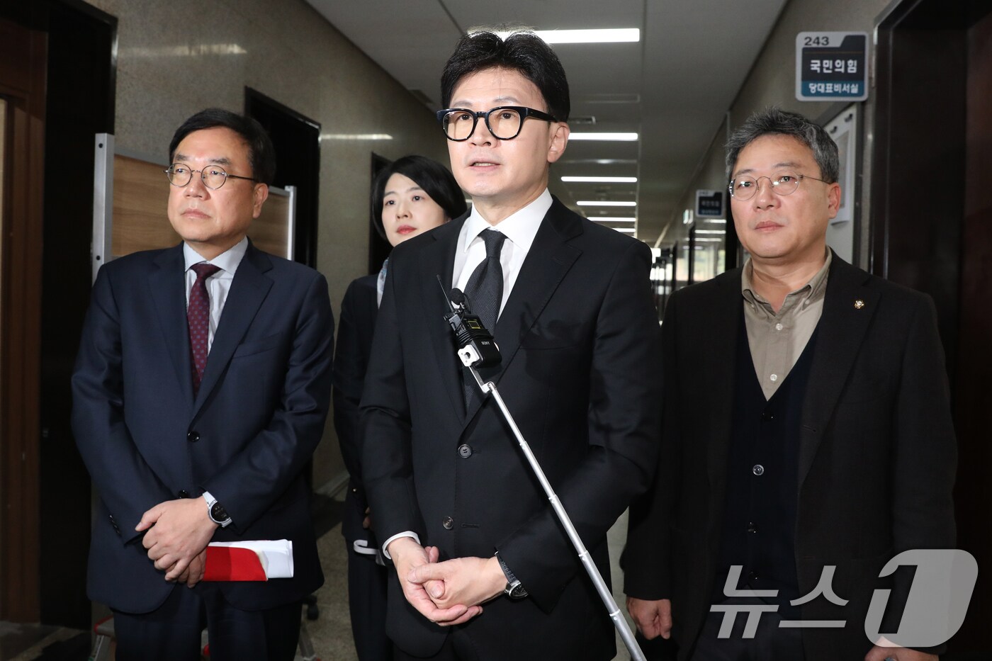 한동훈 국민의힘 대표가 지난해 12월 7일 오전 서울 여의도 국회에서 윤석열 대통령의 담화와 관련해 &#34;대통령의 조기퇴진은 불가피하다&#34;라는 뜻을 밝히고 있다.  2024.12.7/뉴스1 ⓒ News1 이광호 기자