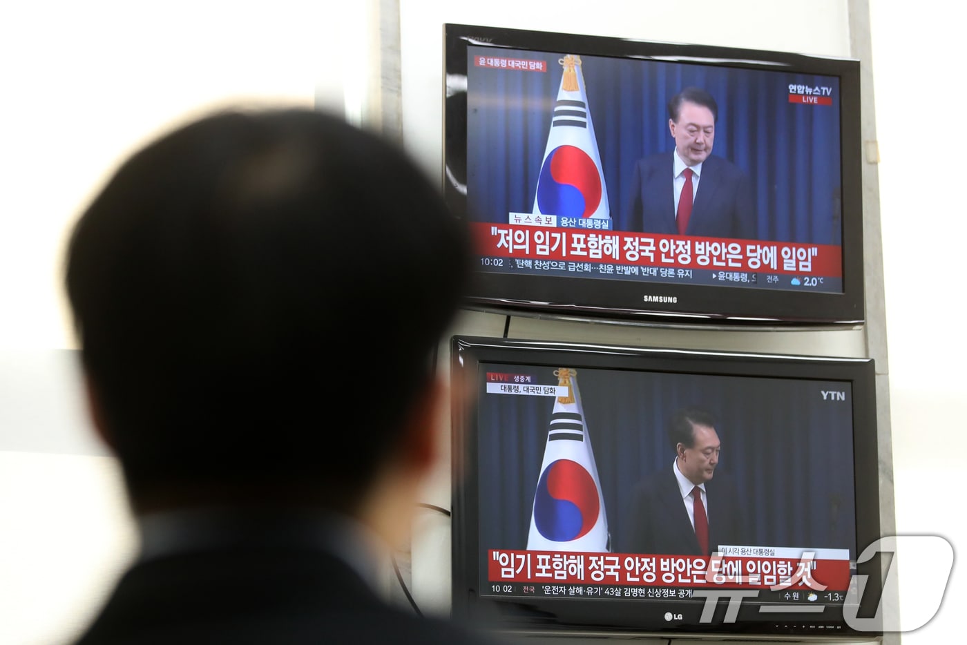 윤석열 대통령 탄핵소추안 표결을 위한 본회의가 예정된 7일 오전 서울 여의도 국회에서 국민의힘 당직자가 윤 대통령의 담화 발표 방송을 시청하고 있다.  2024.12.7/뉴스1 ⓒ News1 이광호 기자