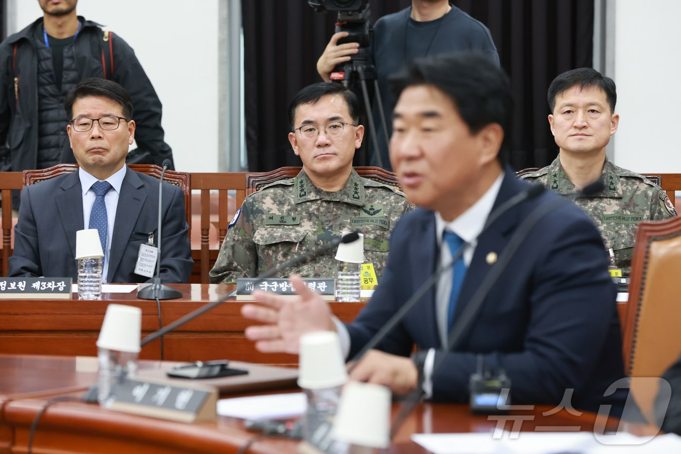 여인형 전 국군방첩사령관(뒷줄 가운데)이 7일 오전 서울 여의도 국회에서 열린 정보위원회 전체회의에서 이기헌 더불어민주당 의원의 발언을 듣고 있다. 2024.12.7/뉴스1 ⓒ News1 국회사진취재단