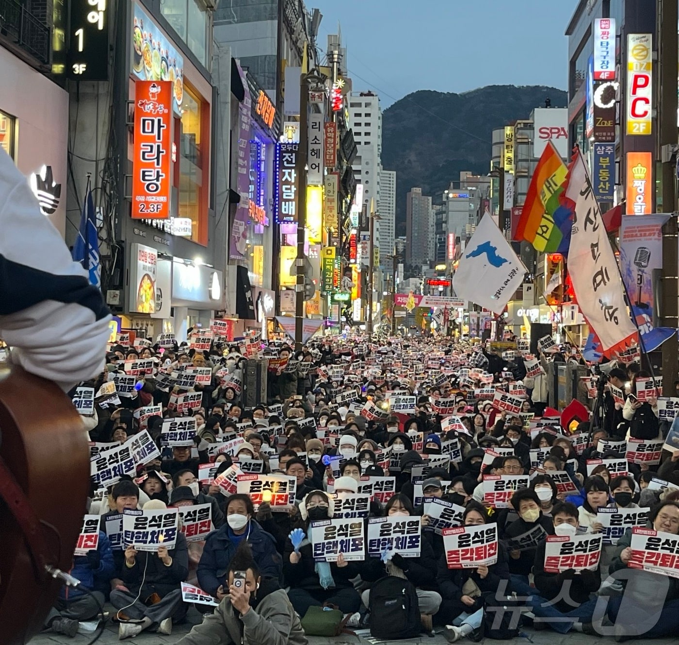 7일 부산 부산진구 쥬디스태화 앞에서 열린 &#39;윤석열 대통령 즉각 퇴진 대회&#39;에서 시민들이 윤 대통령의 퇴진을 촉구하고 있다.2024.12.7/ⓒ News1 장광일 기자