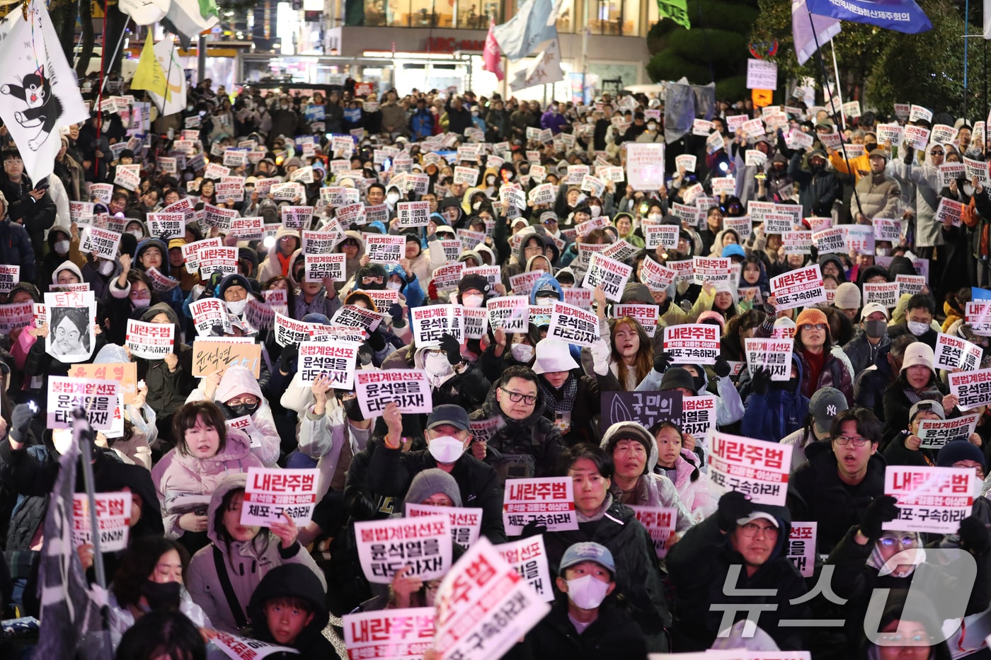 윤석열 대통령 탄핵소추안 표결이 진행 중인 7일 오후 제주시청 앞에서 '윤석열 정권퇴진·한국사회대전환 제주행동' 주최의 윤석열 퇴진 촉구 집회가 열리고 있다. 2024.12.7/뉴스1 ⓒ News1 강승남 기자