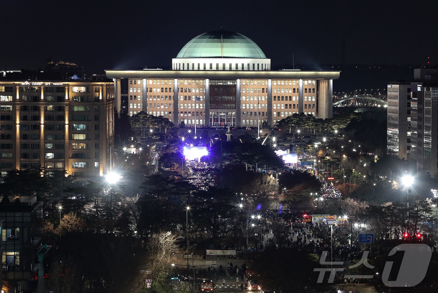 윤석열 대통령에 대한 국회 탄핵안 표결일인 7일 오후 서울 여의도 국회 앞에 모인 시민들이 윤석열 대통령 탄핵소추안 가결을 촉구하고 있다. 2024.12.7/뉴스1 ⓒ News1 이승배 기자