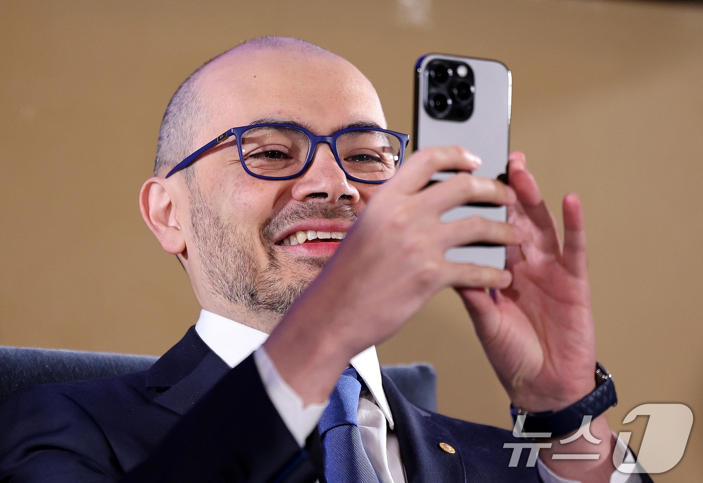 데미스 허사비스 구글 딥마인드 최고경영자가 아이폰을 이용하는 모습.  ⓒ News1 박지혜 기자