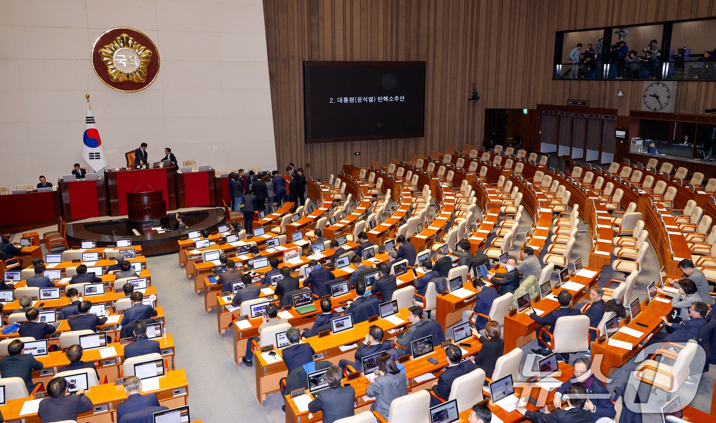 7일 오후 서울 여의도 국회 본회의장에서 윤석열 대통령 탄핵소추안이 국민의힘 퇴장 속에 의결 정족수 195명으로 미달, 투표 불성립으로 인해 폐기되고 있다. 2024.12.7/뉴스1 ⓒ News1 안은나 기자
