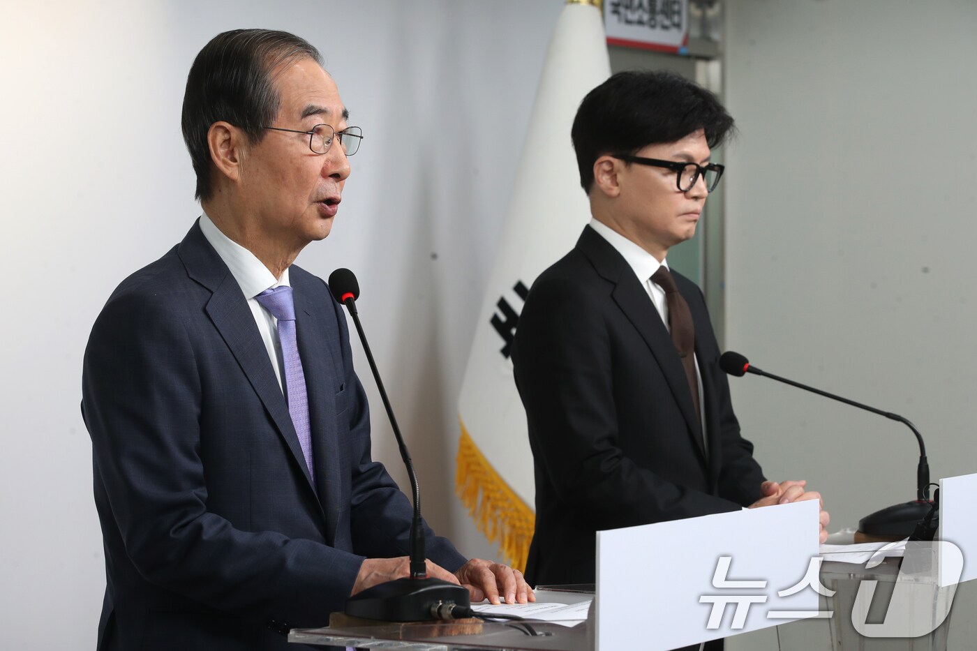 한덕수 국무총리와 한동훈 국민의힘 대표가 8일 오전 서울 여의도 당사에서 대국민 공동 담화를 발표하고 있다. 2024.12.8/뉴스1 ⓒ News1 이광호 기자