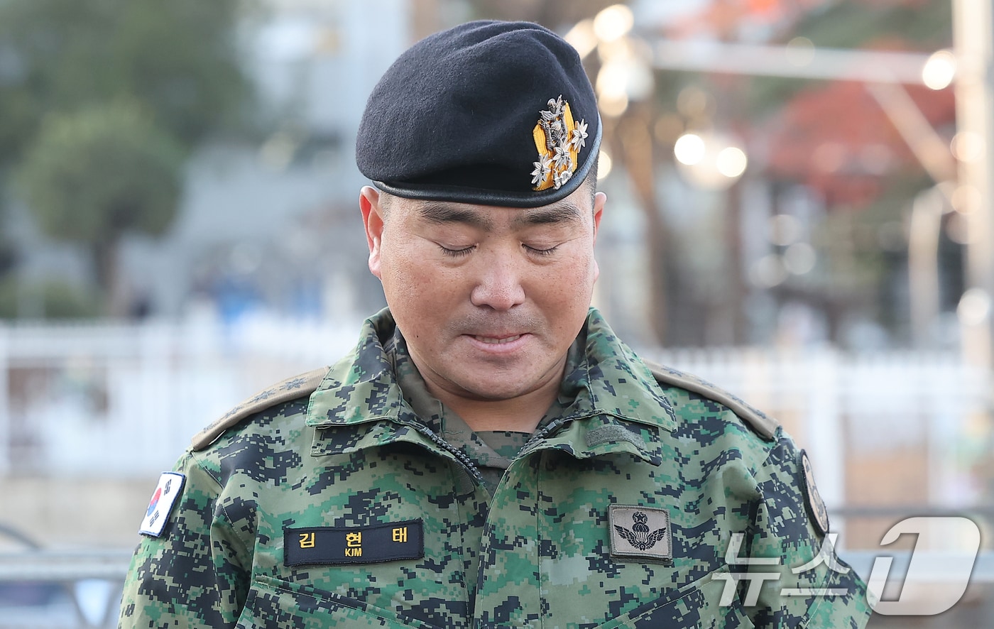 김현태 특전사 제707특수임무단 단장이 9일 오전 서울 용산구 국방부 전쟁기념관 앞에서 기자회견을 마친 뒤 굳은 표정을 짓고 있다. 앞서 국방부 검찰단은 지난 6일 비상계엄 관련 내란죄 등으로 고발되거나 연루된 현역 군인 10명에 대해 법무부에 긴급 출국금지를 신청했으며, 김 단장도 여기에 포함됐다. 2024.12.9/뉴스1 ⓒ News1 김진환 기자