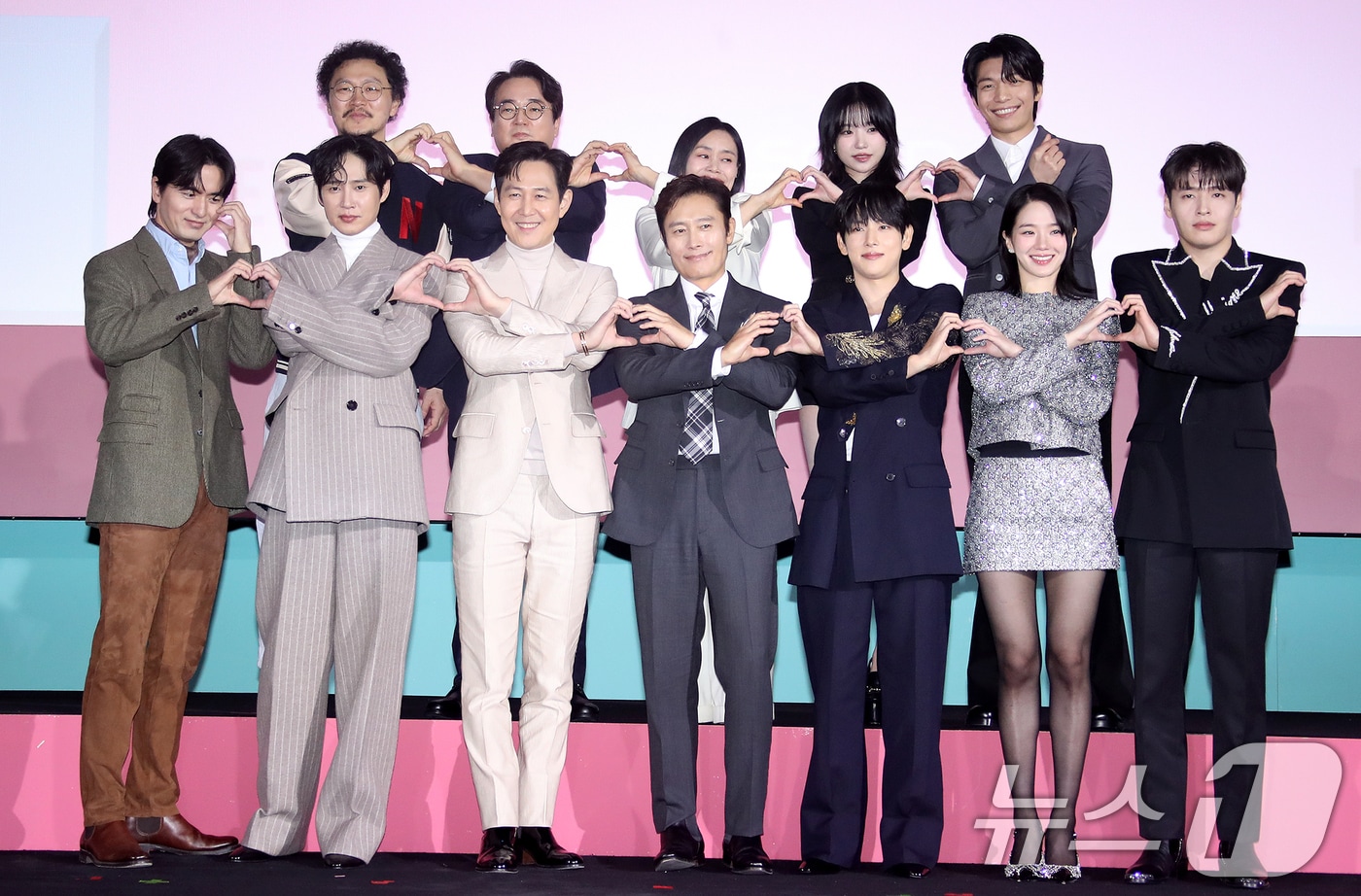 배우 양동근(왼쪽 위 시계방항부터)과 이서환, 강애십, 조유리, 위하준, 강하늘, 박규영, 임시완, 이병헌, 이정재, 박성훈, 이진욱이 9일 서울 중구 동대문디자인플라자(DDP)에서 열린 넷플릭스 오리지널 시리즈 '오징어 게임' 시즌2 제작발표회에서 포즈를 취하고 있다. '오징어 게임' 시즌2는 복수를 다짐하고 다시 돌아와 게임에 참가하는 ‘기훈’(이정재)과 그를 맞이하는 ‘프론트맨’(이병헌)의 치열한 대결, 그리고 다시 시작되는 진짜 게임을 담은 이야기다. 2024.12.9/뉴스1 ⓒ News1 권현진 기자