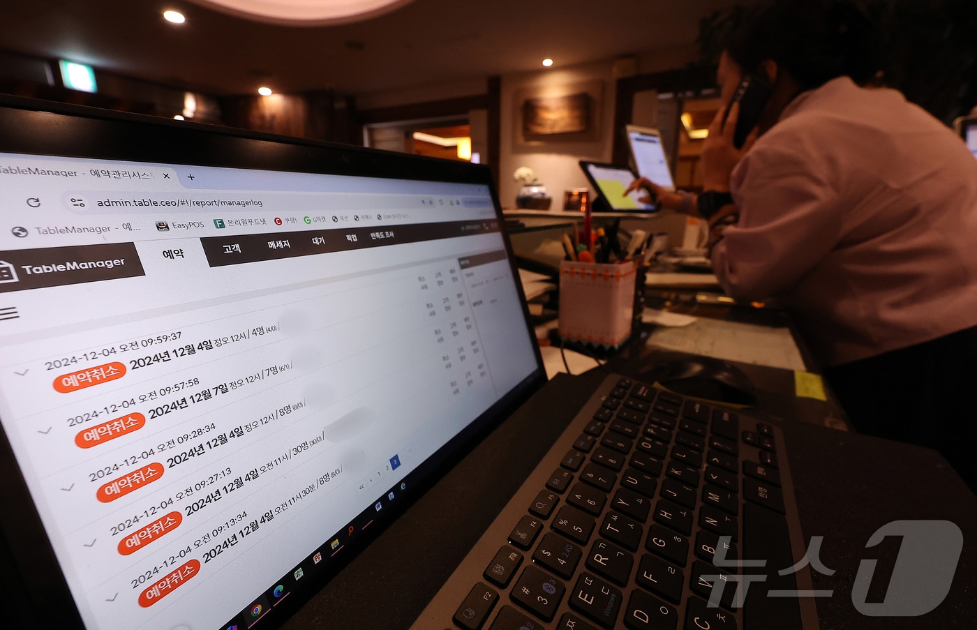 ‘12·3 내란사태’로 빚어진 윤석열 대통령 탄핵 정국이 장기화 할 수 있다는 우려 속 정치적 불확실성에 따른 소비심리 위축으로 식당 연말 예약이 줄줄이 취소되거나 연기되는 모습이다. 2024.12.9/뉴스1 ⓒ News1 김진환 기자