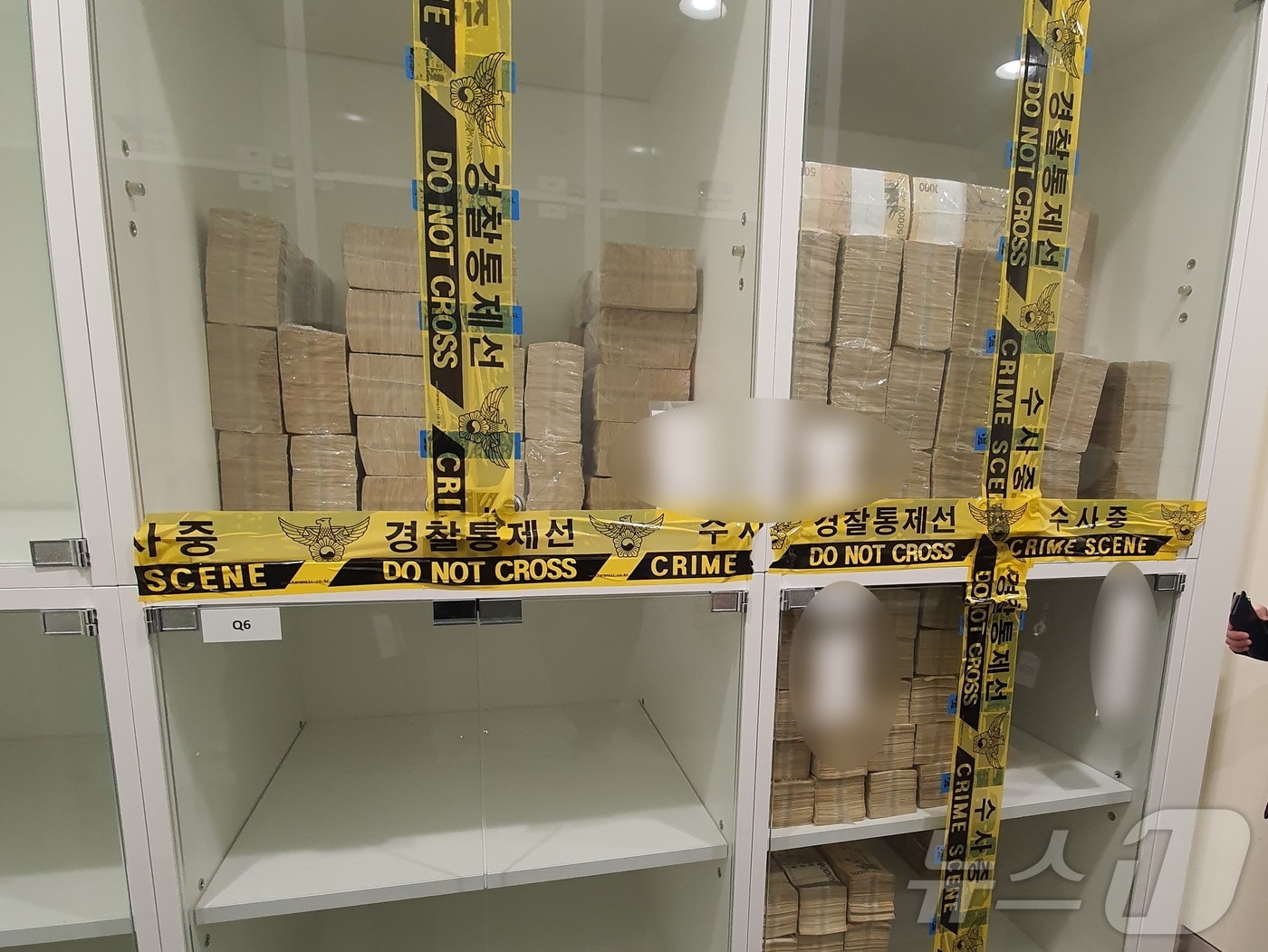 지난 2020년 1월 제주신화월드 랜딩카지노 VIP 금고에서 145억원을 횡령한 혐의를 받는 말레이시아 국적의 여성 A 씨(58)가 두바이에서 붙잡혀 국내 송환됐다. 사진은 범행 자금 중 일부가 카지노 공식 금고에 보관 중인 모습.(제주경찰청 제공)2024.12.9/뉴스1 ⓒ News1 홍수영 기자