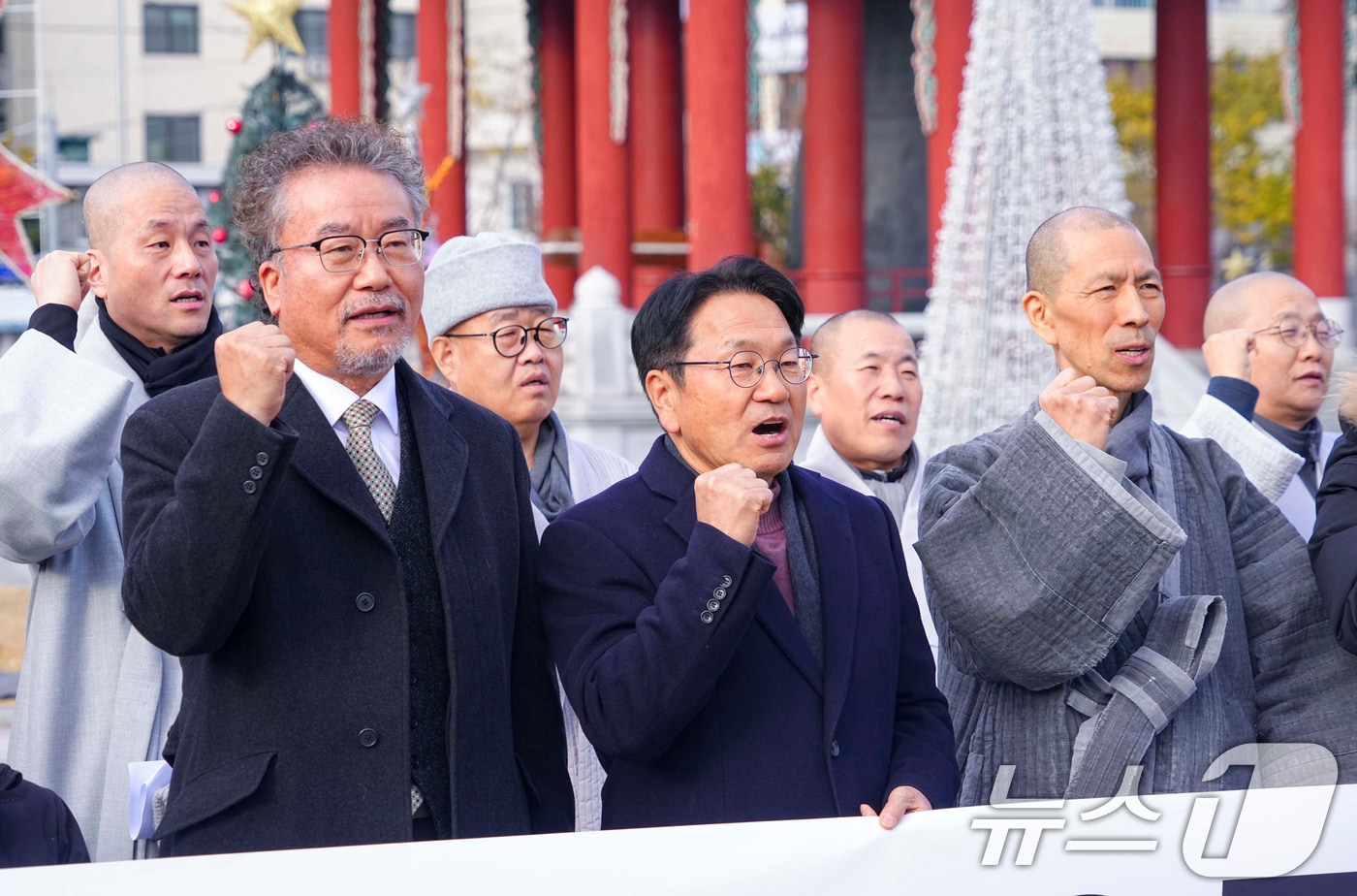 9일 오후 광주 동구 5.18민주광장에서 강기정 광주시장과 시의원, 구청장, 종교, 시민사회단체 대표 등이 12.3 포고령, 대통령 탄핵, 책임자 처벌 촉구를 위한 성명서를 발표한 뒤 구호를 외치고 있다. &#40;광주시 제공&#41; 2024.12.9/뉴스1 ⓒ News1 박준배 기자