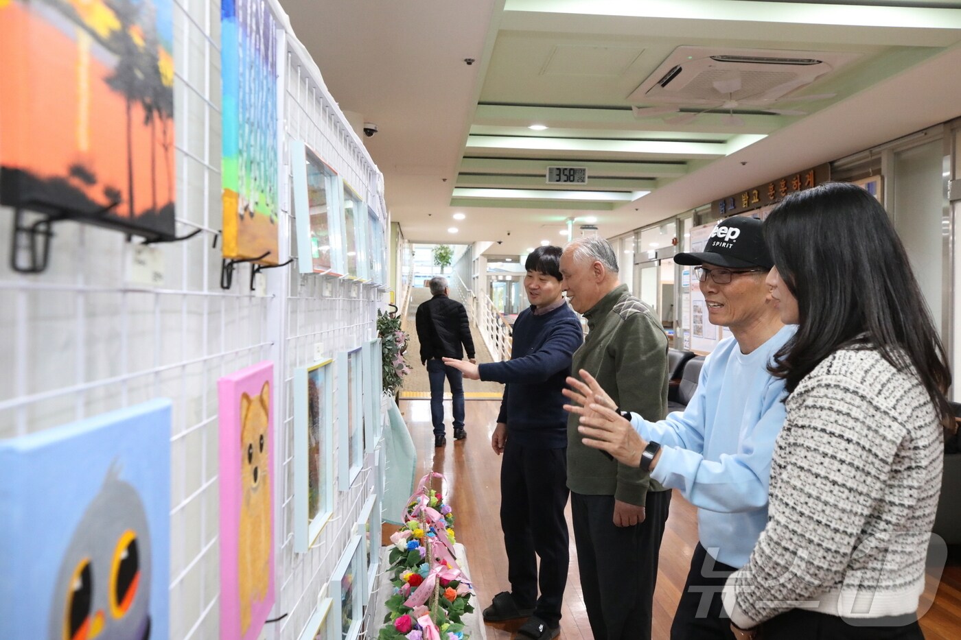 전북 무주장애인·노인종합복지관이 개관 19주년을 맞아 기념식과 작품발표회 시간을 가졌다.(무주군 제공) 2024.12.9/뉴스1
