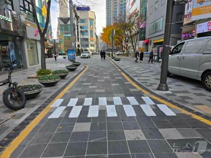 울산 남구 삼산동 디자인거리에 불법으로 새겨진 횡단보도.현재는 지워진 상태다.(독자제공)