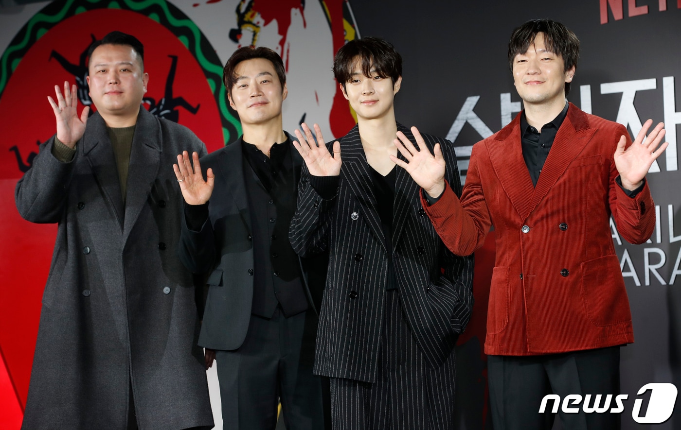 배우 이창희 감독(왼쪽부터)과 배우 이희준, 최우식, 손석구가 1일 서울 용산구 몬드리안 서울 이태원 호텔에서 진행된 넷플릭스 오리지널 시리즈 ‘살인자ㅇ난감’(각본 김다민/연출 이창희) 제작발표회에서 포즈를 취하고 있다. ‘살인자ㅇ난감’은 동명의 네이버 웹툰이 원작으로, 우연히 살인을 시작하게 된 평범한 남자 이탕(최우식 분)과 그를 지독하게 쫓는 형사 장난감(손석구 분)의 이야기를 그렸다. 2024.2.1/뉴스1 ⓒ News1 권현진 기자