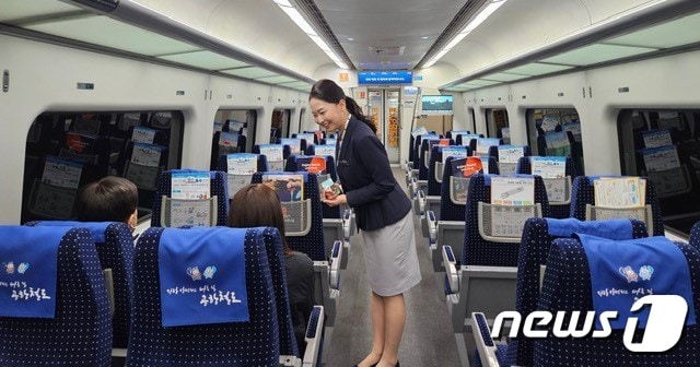 공항철도 직통열차에서 객실승무원이 고객에게 사전에 구매한 교통카드를 전달하는 모습.(공항철도 제공)