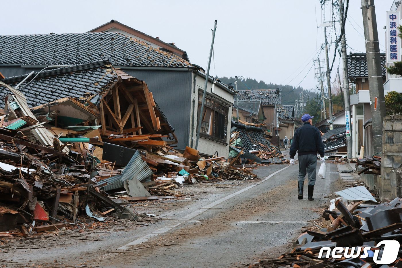 일본 이시카와현 스즈 지역의 한 마을 주택들이 1일 산산조각 나 무너져 있는 모습. 2024.02.01 ⓒ AFP=뉴스1 ⓒ News1 정지윤 기자