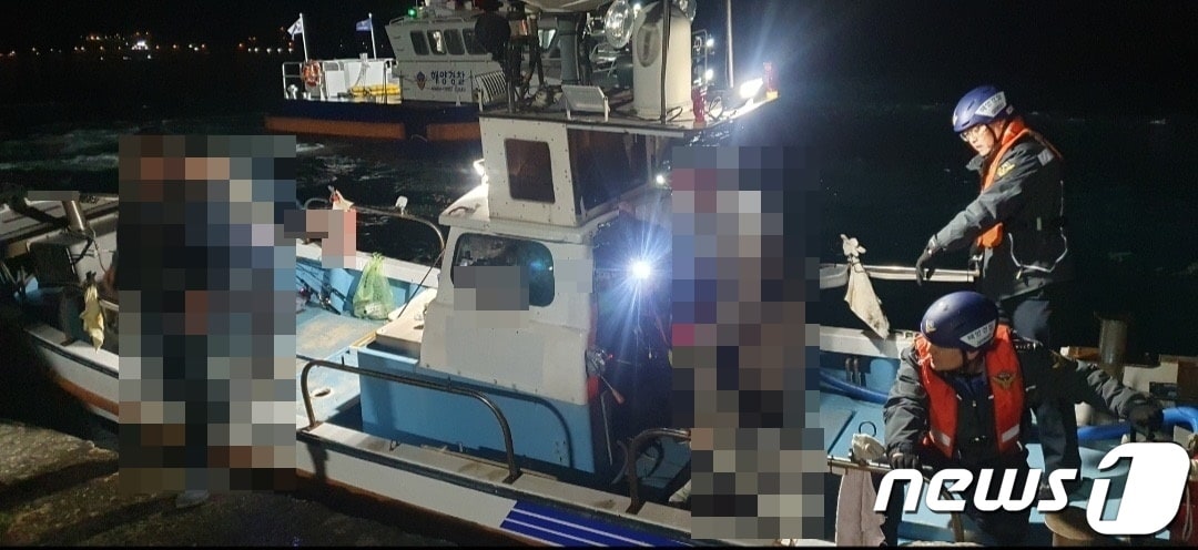 해경이 침수된 모터보트에서 구조작업을 펼치고 있다.(창원해경 제공)