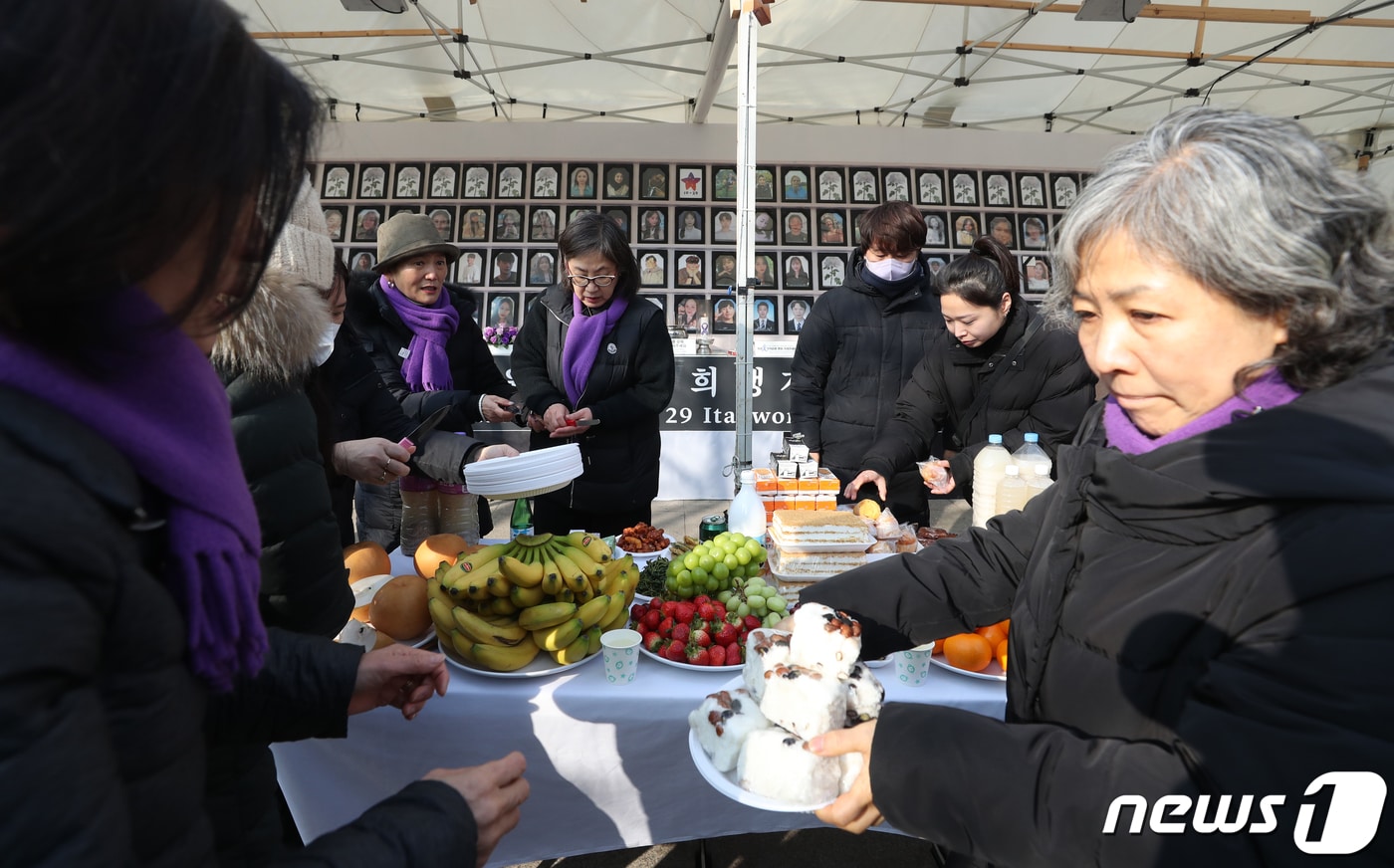 설날인 10일 오후 서울광장 이태원참사 분향소에서 열린 &#39;10.29 이태원 참사 희생자 합동차례&#39;가 끝난 뒤 유가족들이 음식 나눔을 위해 음식을 옮기고 있다. 2024.2.10/뉴스1 ⓒ News1 이승배 기자