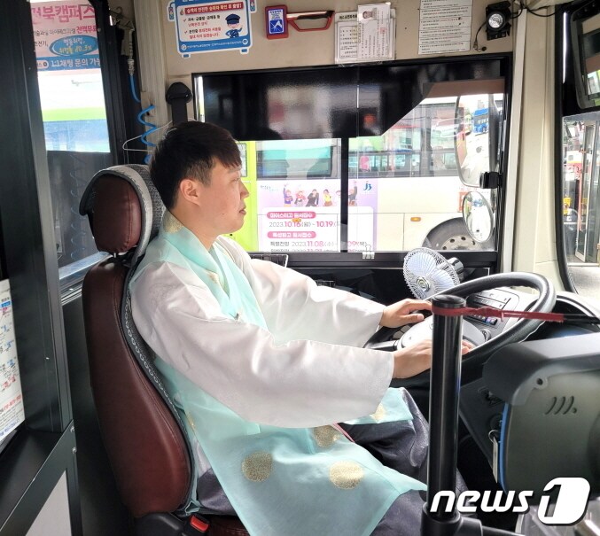 전주 시내버스와 마을버스 기사들이 설 연휴 한복을 입고 시민들을 맞았다. 전주시는 지난 2021년 설 명절부터 매년 추석과 설명절에 시내버스 기사들이 한복을 입고 운행하는 ‘한복데이’를 실시하고 있다.(전주시 제공)/뉴스1