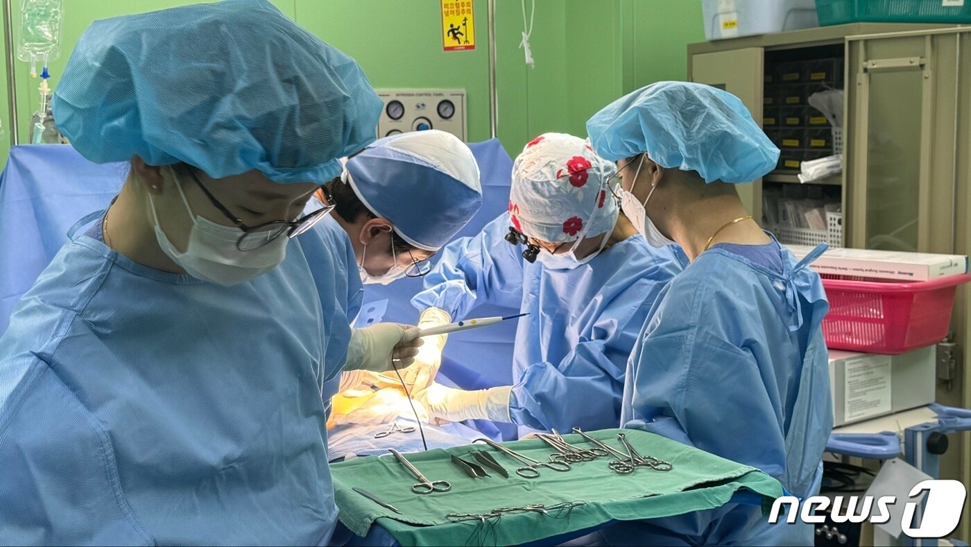배영태 온종합병원 유방암센터장이 콤바인 수술을 하고 있다.(온종합병원 제공)