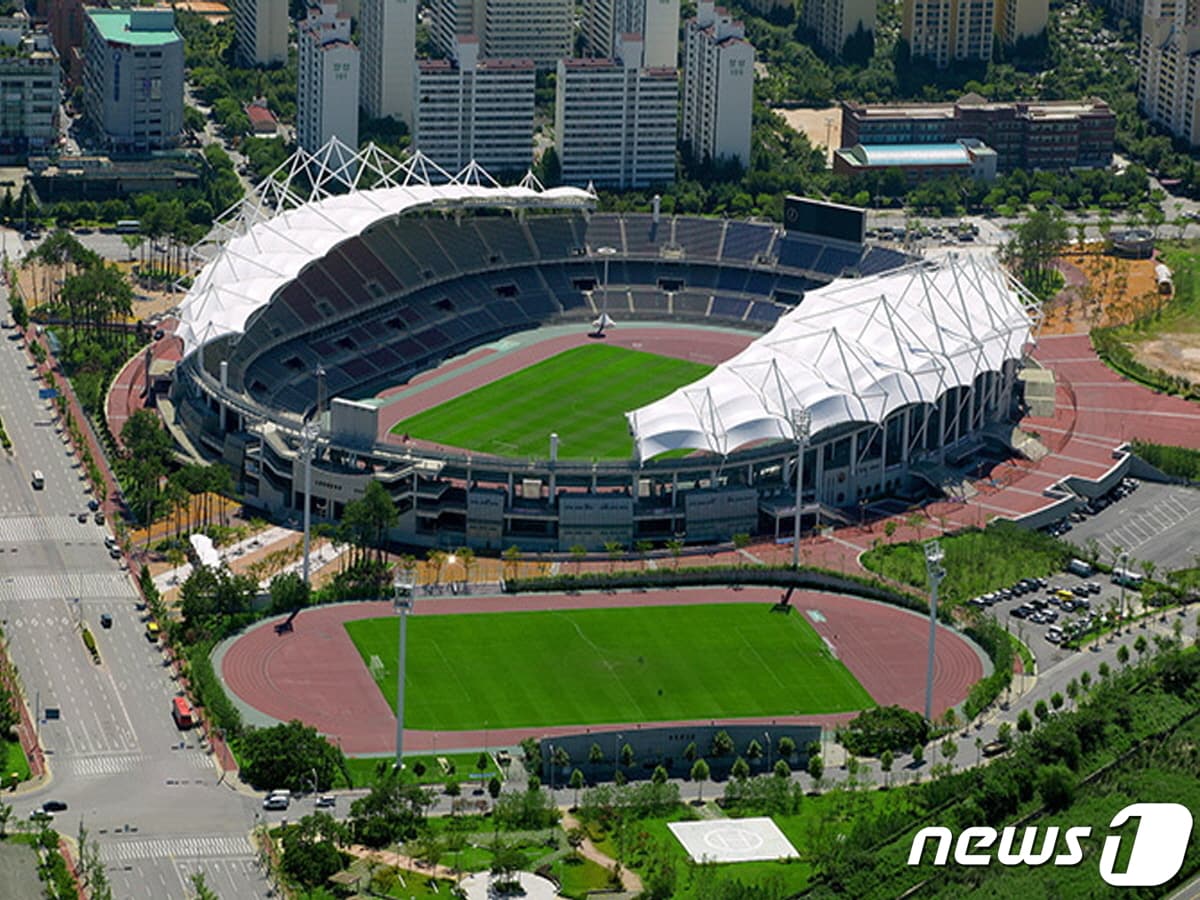 경기 고양시 일산서구 대화동 고양종합운동장과 보조구장. (고양시 제공)