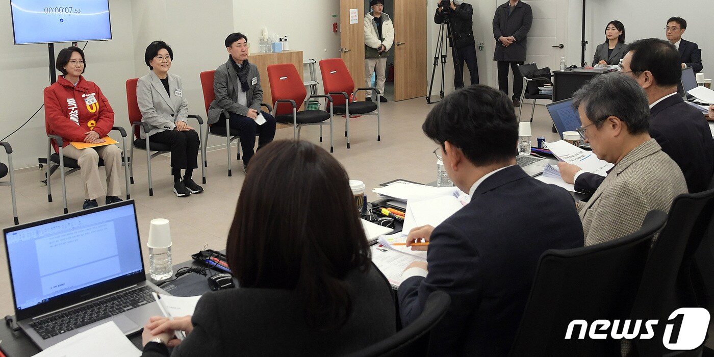 4·10 총선 서울 중구 성동을에 지원한 예비 후보자 이영 전 중소기업벤처부 장관과 이혜훈 전 의원, 하태경 의원이 13일 오전 서울 여의도 국민의힘 중앙당사에서 공천심사를 위한 면접을 보고 있다.&#40;공동취재&#41; 2024.2.13/뉴스1 ⓒ News1 구윤성 기자