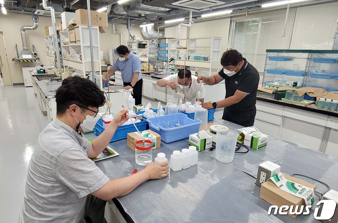 영진전문대 정밀기계공학과 1기 학생들이 지난 2022년 일본 도쿄에서 선진 금형기술 연수에 참여한 모습. (영진전문대 제공)