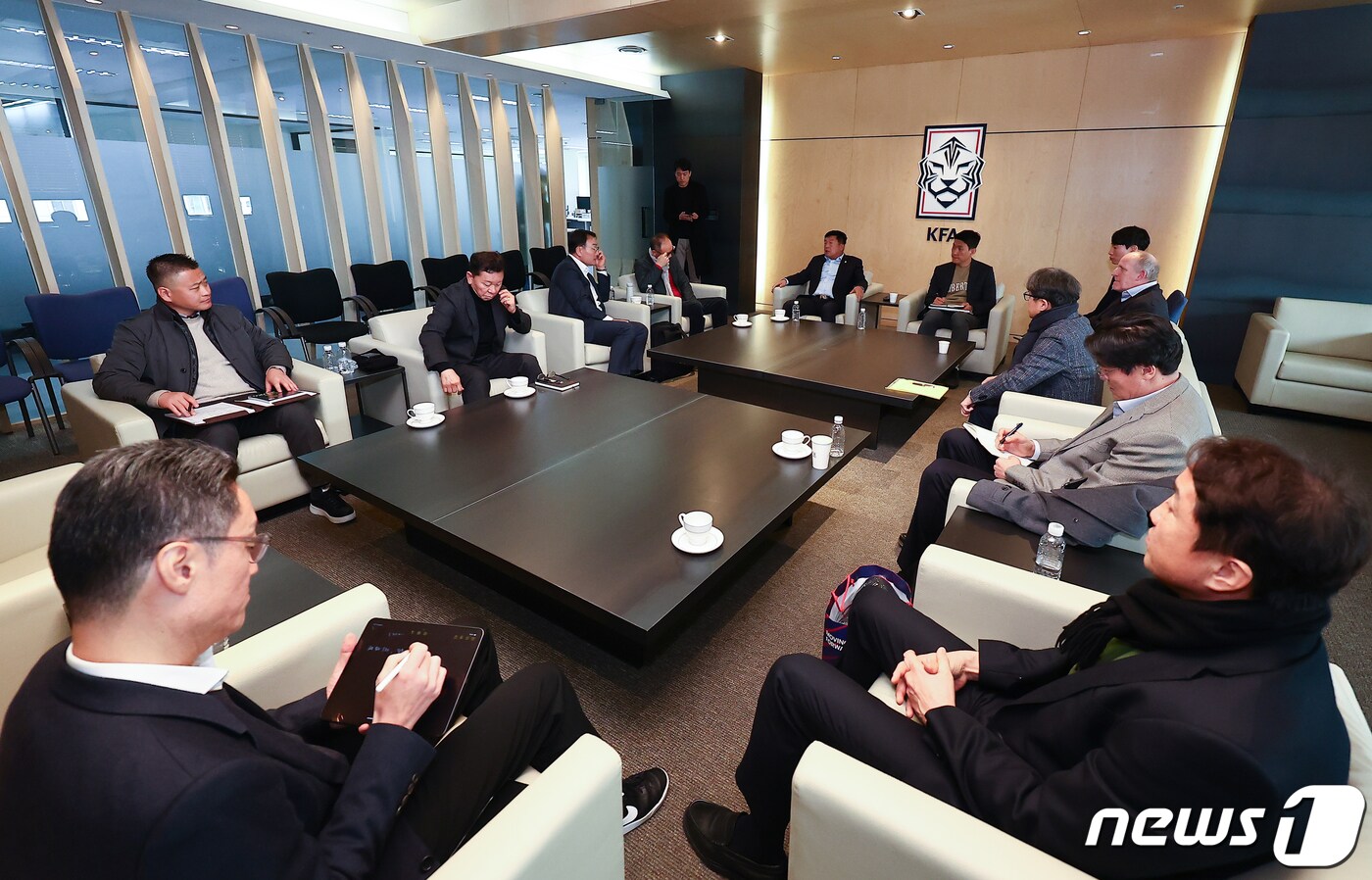 13일 오후 서울시 종로구 축구협회에서 열린 2023 카타르 아시안컵 관련 대한축구협회 경기인 출신 상근부회장 주재 임원회의가 열리고 있다. 정몽규 대한축구협회 회장은 13일 예정됐던 대한축구협회 제5차 임원회의 불참을 통보했다. 정 회장이 올해 들어 이미 4번 열렸던 임원회의에 불참하는 것은 이번 5차 회의가 처음이다. (공동취재) (사진은 기사 내용과 무관함) / ⓒ News1 김진환 기자