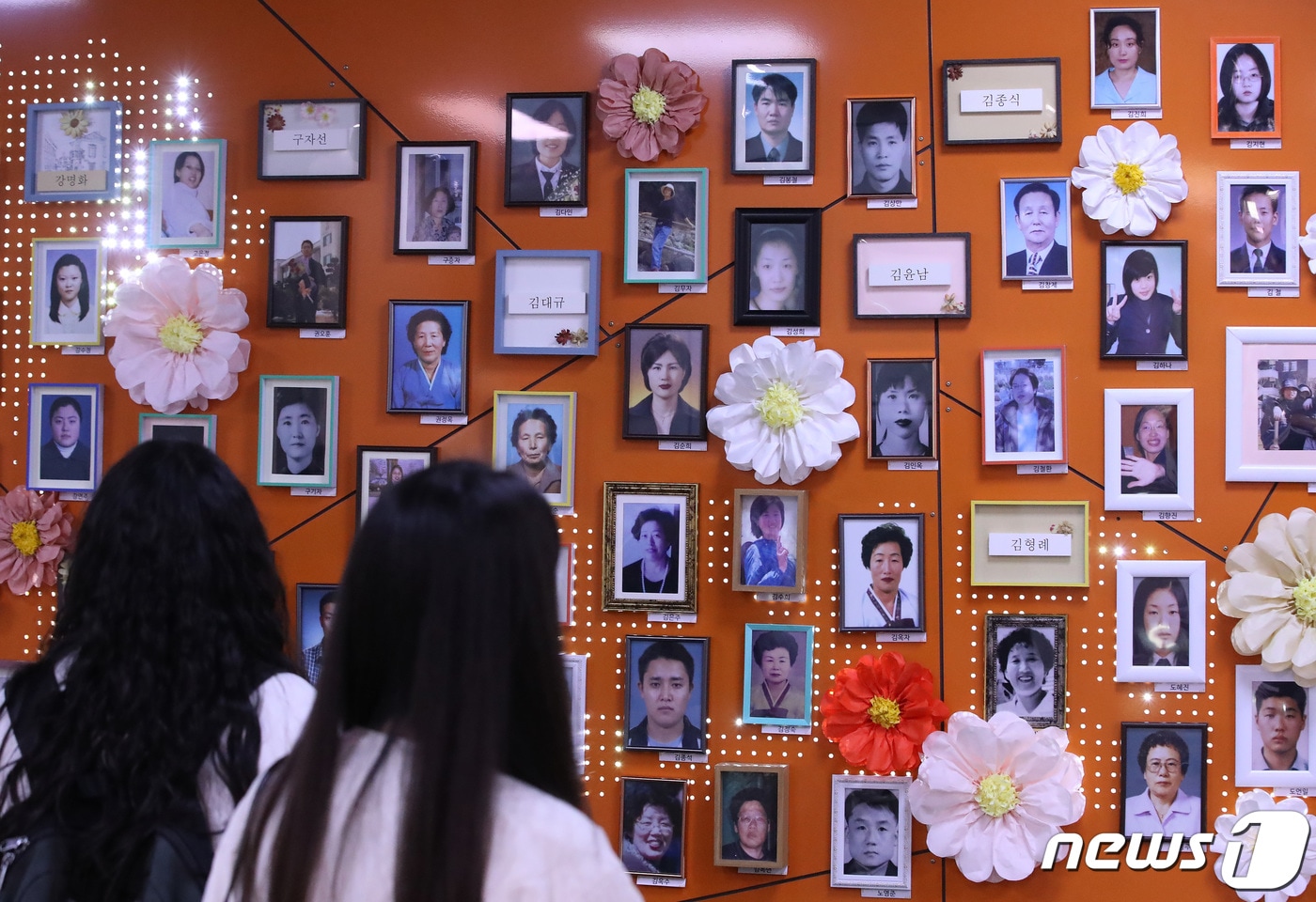 2‧18 대구지하철 화재 참사 21주기를 닷새 앞둔 13일 오후 대구 중구 대구도시철도 1호선 중앙로역에 마련된 추모 공간을 찾은 시민들이 희생자들의 넋을 위로하고 있다. 2024.2.13/뉴스1 ⓒ News1 공정식 기자
