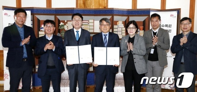 전북 전주시와 한국수목원정원관리원이 13일 업무협약을 맺고 녹색환경 조성과 대한민국 정원산업 발전을 위해 힘을 모으기로 했다.&#40;전주시 제공&#41;/뉴스1