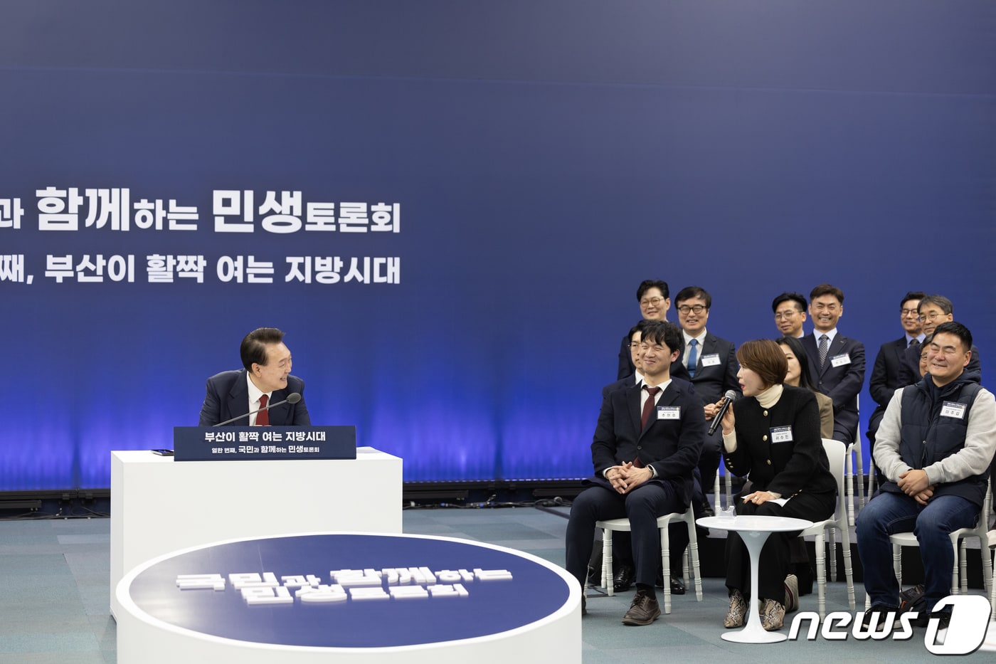윤석열 대통령이 13일 부산시청에서 '부산이 활짝 여는 지방시대'를 주제로 열린 열한 번째 국민과 함께하는 민생토론회에서 참석자들의 발언을 경청하고 있다. (대통령실 제공) 2024.2.13/뉴스1 ⓒ News1 오대일 기자