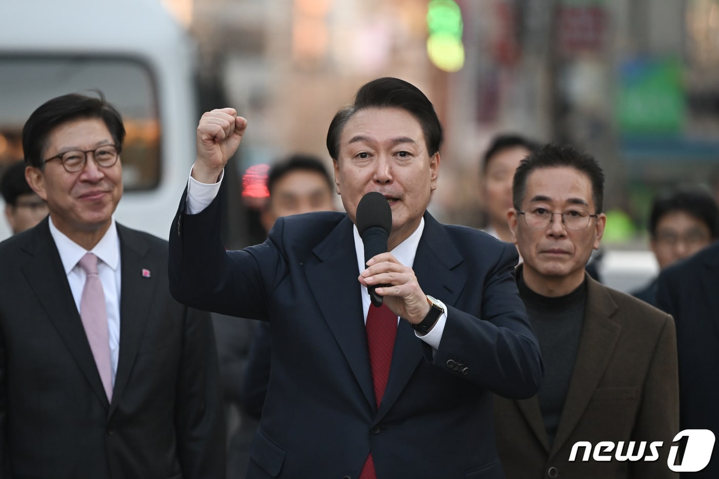 윤석열 대통령이 13일 부산 동래구 동래시장을 방문해 시민들에게 인사하고 있다. &#40;대통령실 제공&#41; 2024.2.13/뉴스1 ⓒ News1 오대일 기자