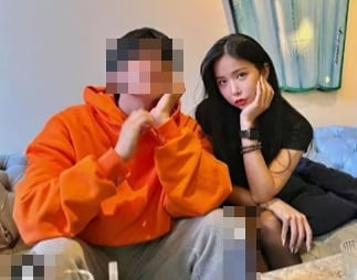 유튜브 '가로세로연구소'는 '새우공장 마약 코인'이라는 제목의 라이브 방송을 진행하며 위너즈 코인 사기 사건의 핵심 인물로 알려진 A씨와 조현영이 함께 찍은 사진을 게재해 큰 논란이 되고 있다. 조현영은 이를 적극 부인하며 억울함을 호소했다.