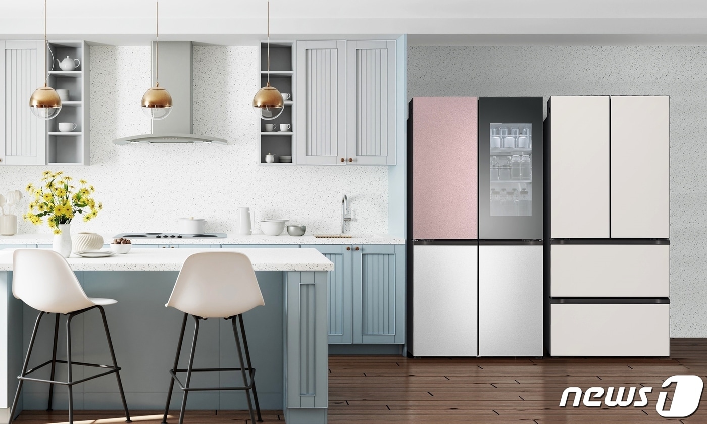  LG 디오스 '상냉장 하냉동 냉장고'(왼쪽)와 '김치냉장고'(오른쪽) 신제품. (LG전자 제공)