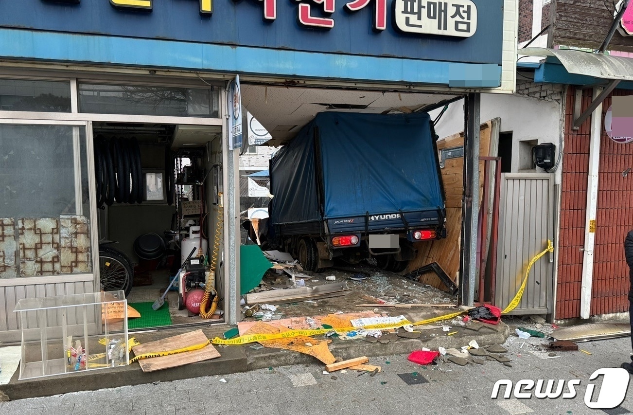 15일 오전 3시쯤 충북 청주시 흥덕구 옥산면 한 자전거 판매점에 음주운전 차량이 돌진했다.&#40;독자 송영훈씨 제공&#41;.2024.02.15./뉴스1