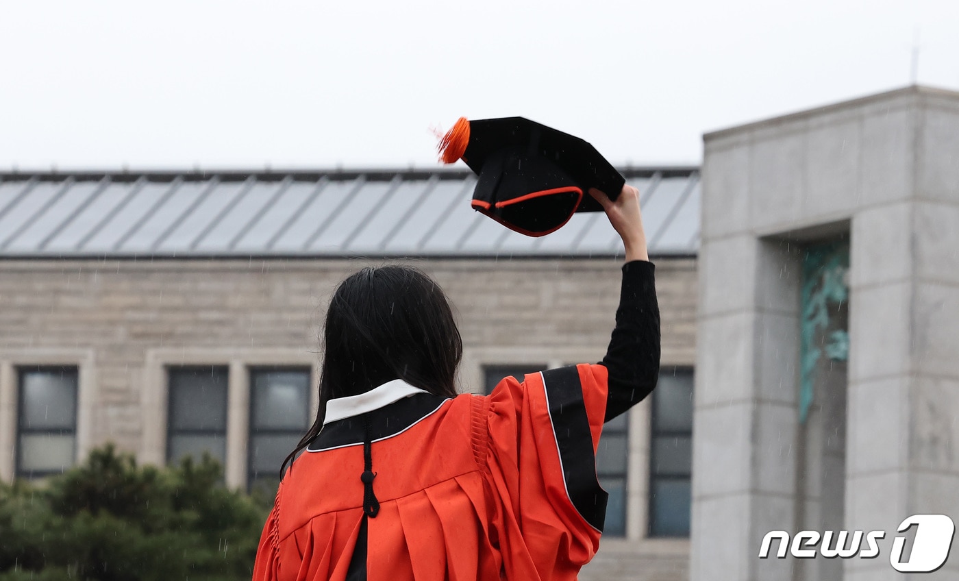 15일 서울 중구 장충동 동국대학교에서 열린 '2024년 봄 학위수여식'에서 한 졸업생이 기념촬영을 하고 있다. 2024.2.15/뉴스1 ⓒ News1 김성진 기자