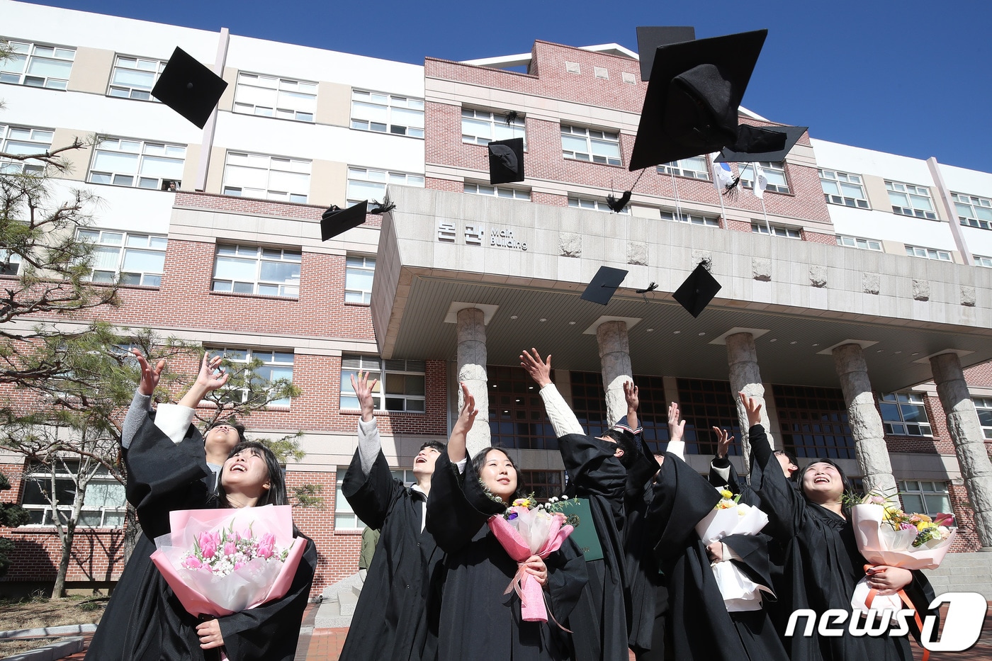 16일 대구 북구 영진전문대에서 제46회 학위수여식을 마친 졸업생들이 학사모를 던지며 졸업을 축하하고 있다. 2024.2.16/뉴스1 ⓒ News1 공정식 기자