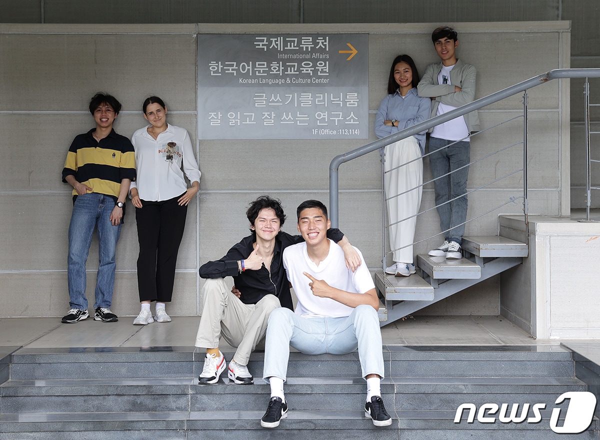 인제대에 재학중인 외국인 유학생들이 사진 촬영을 하고 있다. (인제대 제공)