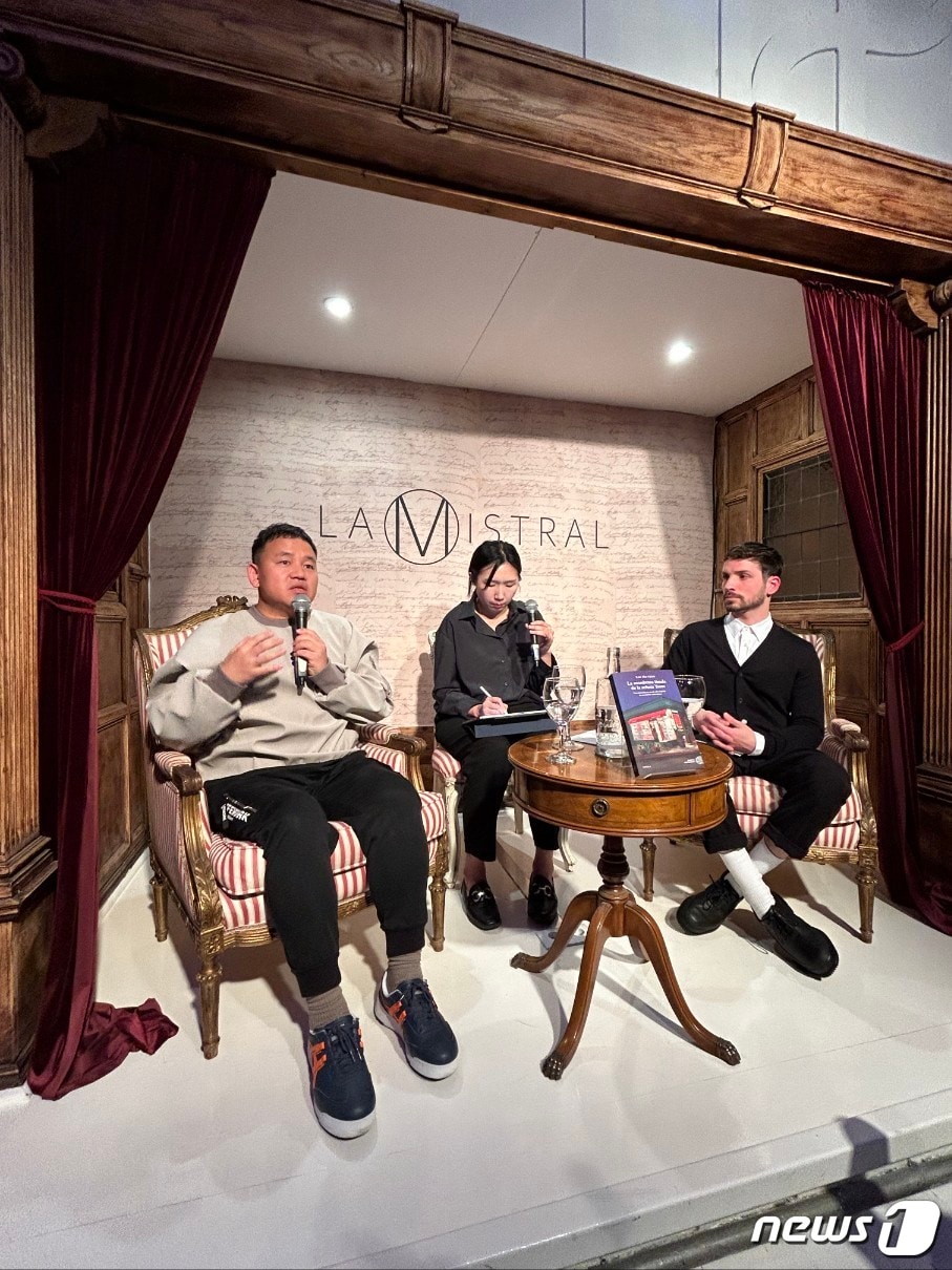 스페인 마드리드에서 작가와의 만남에 참여해 발언하는 김호연 작가. 주스페인 한국문화원 제공.