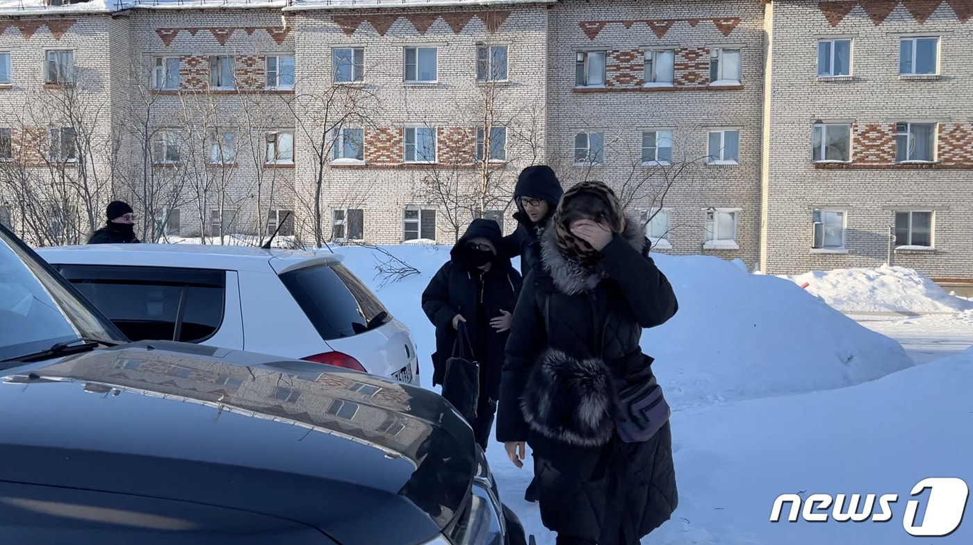 17일(현지시간) 러시아 야말-네네츠 지역에서 푸틴의 정적, 알렉세이 나발니의 어머니 류드밀라 나발나야로 추정되는 한 여성이 아들이 수감됐던 교도소를 나서고 있다. 2024.02.17/ ⓒ 로이터=뉴스1 ⓒ News1 권진영 기자