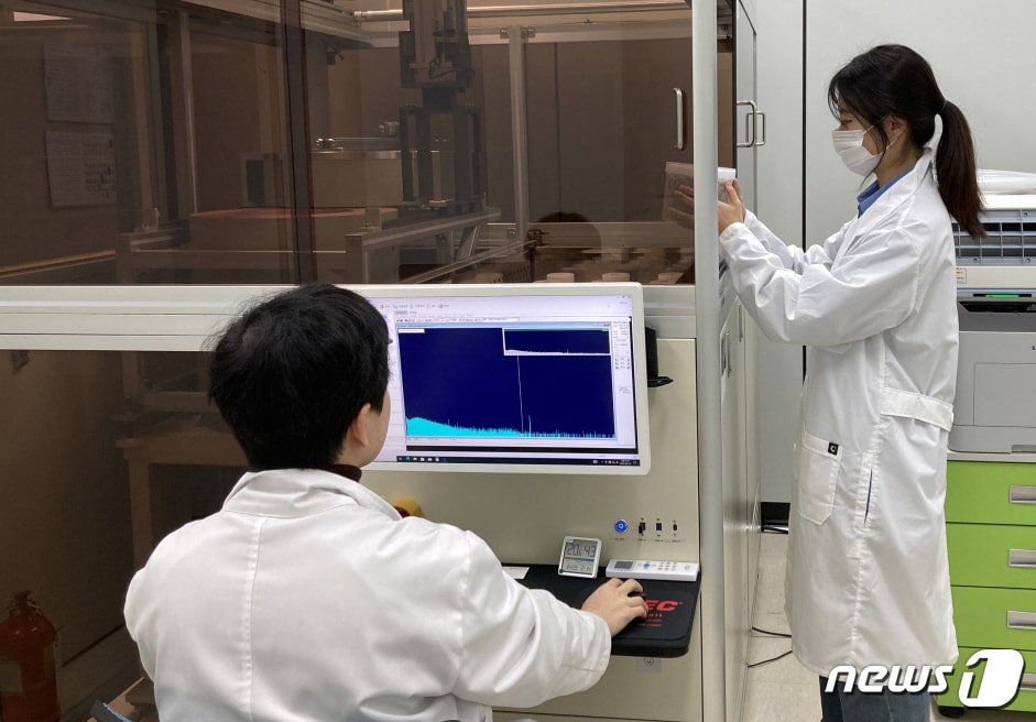 경북 포항시가 운영하는 수산물 품질관리센터가 전국 지자체 중 최초로 수산물 안전성 검사기관으로 지정됐다. 사진은 수산물품질관리센터 직원들이 수산물을 분석 중인 모습,&#40;포항시제공&#41; 2024.2.19/뉴스1 