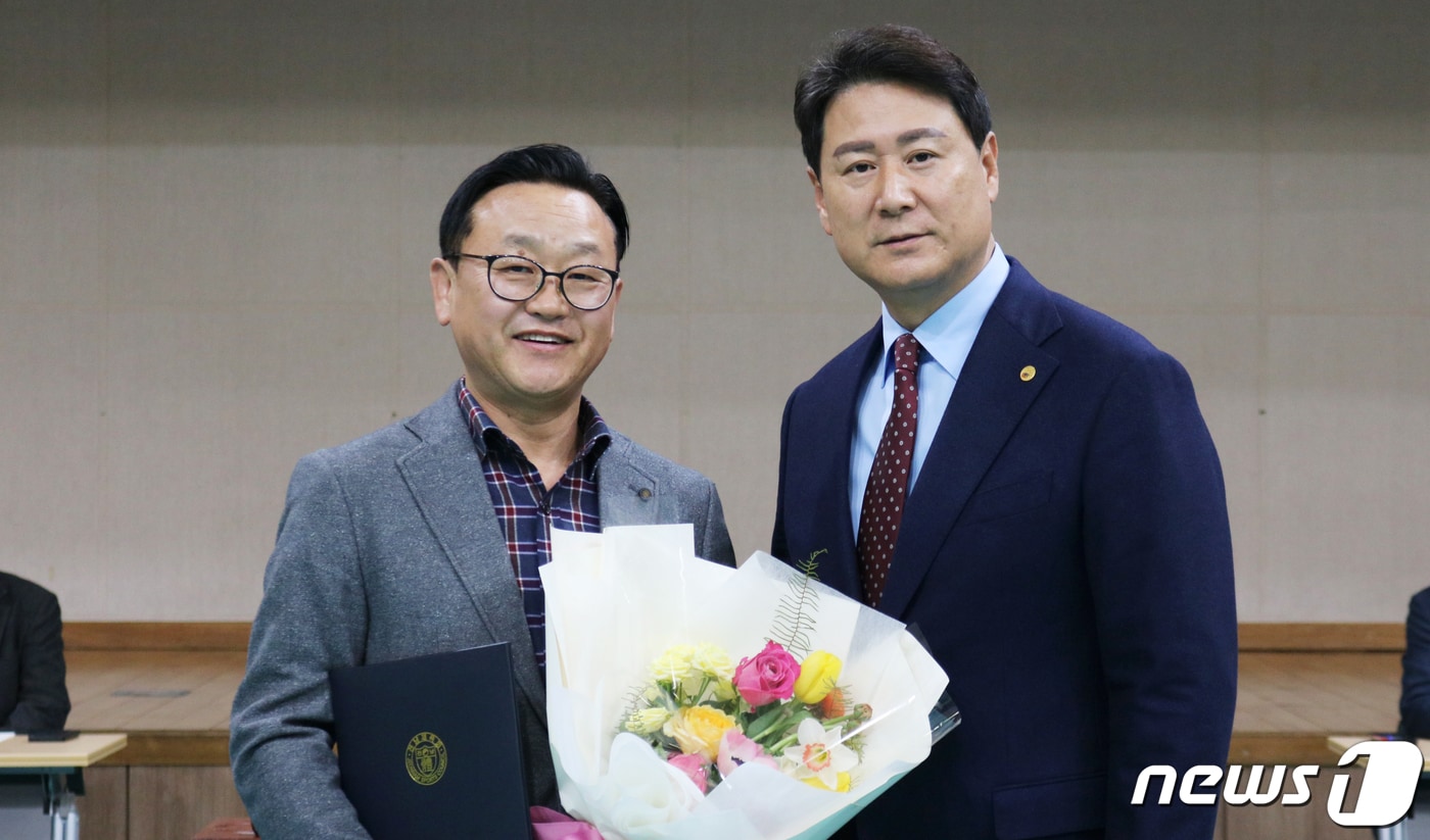 손점식 전남도체육회 신임 사무처장&#40;왼쪽&#41;과 송진호 전남도체육회장 &#40;전남도체육회 제공&#41;/뉴스1 