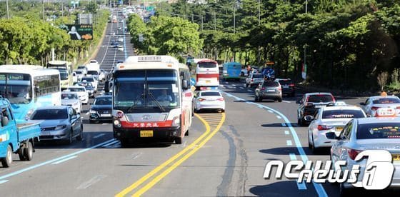 공항로 버스전용차로. ⓒ News1 오미란 기자