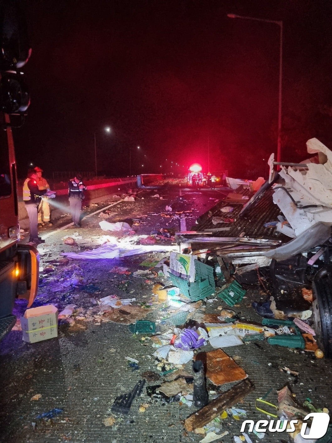 2일 전북소방과 전북경찰청 등에 따르면 이날 오전 1시께 고창군 서해안고속도로 상행선 선운산 나들목 인근에서 화물차 등 차량 6대간 추돌사고가 발생, 모두 5명의 사상자가 발생했다.(전북소방 제공)2024.2.2/뉴스1