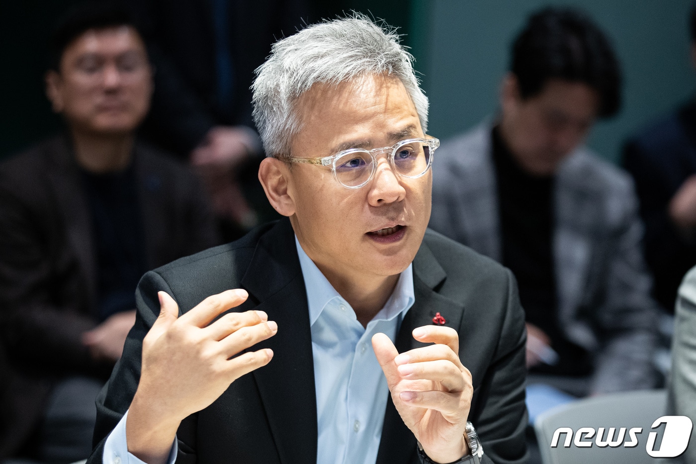 김승환 아모레퍼시픽 대표가 2일 서울 용산구 아모레퍼시픽 본사에서 열린 박윤규 과학기술정보통신부 2차관 주재 2024년 인공지능(AI) 일상화 연속 현장간담회(뷰티테크)에서 발언하고 있다. 2024.2.2/뉴스1 ⓒ News1 유승관 기자