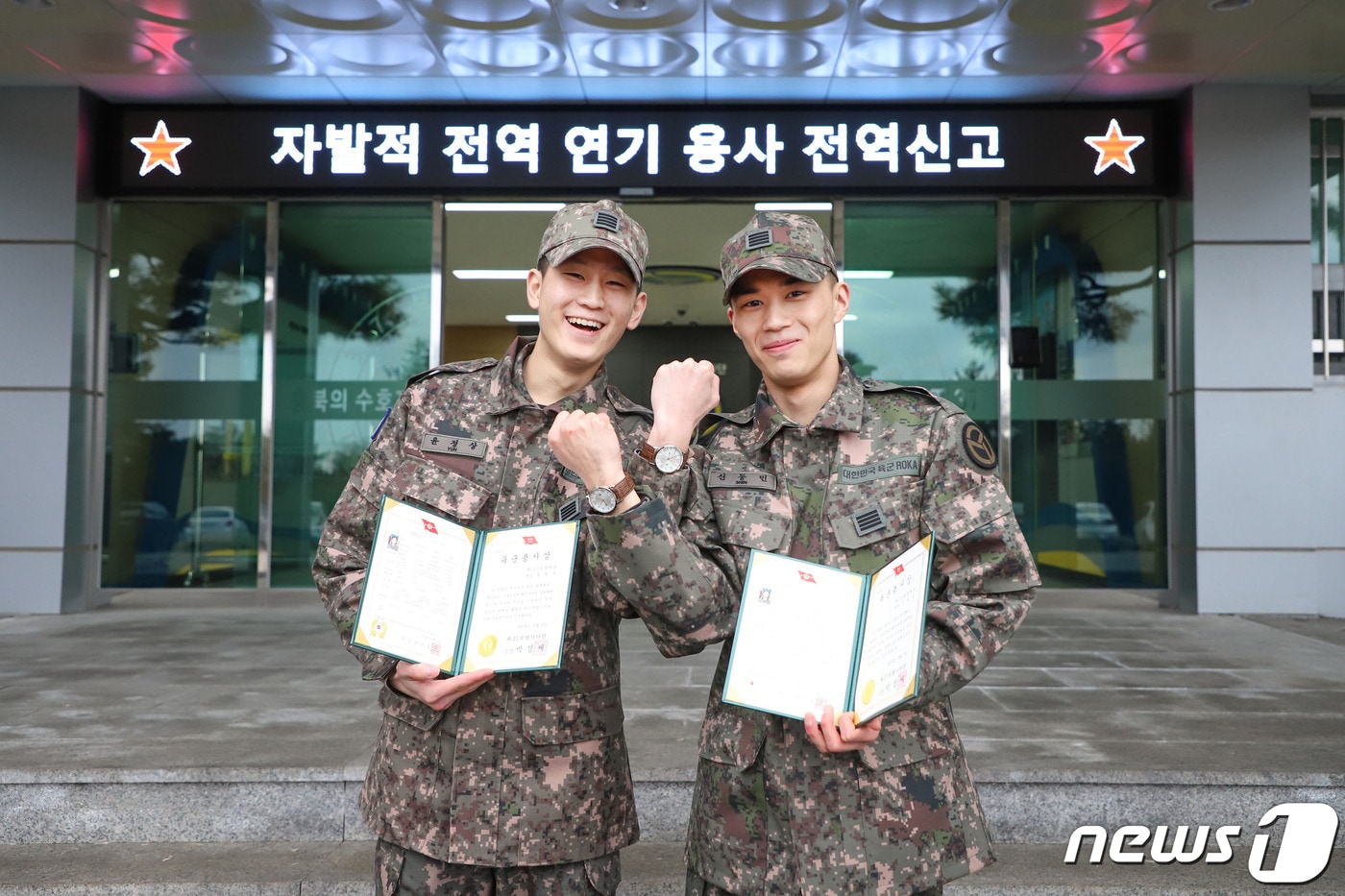 혹한기 훈련을 받기 위해 전역을 하루 연기한 37보병사단 단양대대 윤정상 병장(왼쪽)과 신동민 병장.(37사단 제공).2024.02.02./뉴스1