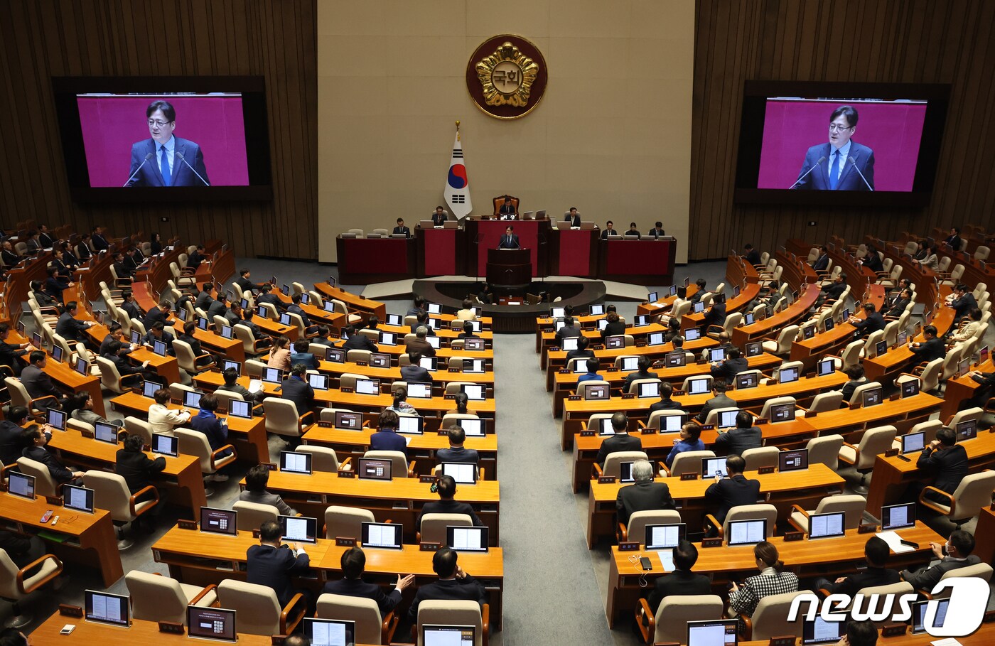 홍익표 더불어민주당 원내대표가 20일 서울 여의도 국회 본회의장에서 열린 제413회 국회&#40;임시회&#41; 제2차 본회의에서 교섭단체 대표연설을 하고 있다. 2024.2.20/뉴스1 ⓒ News1 송원영 기자