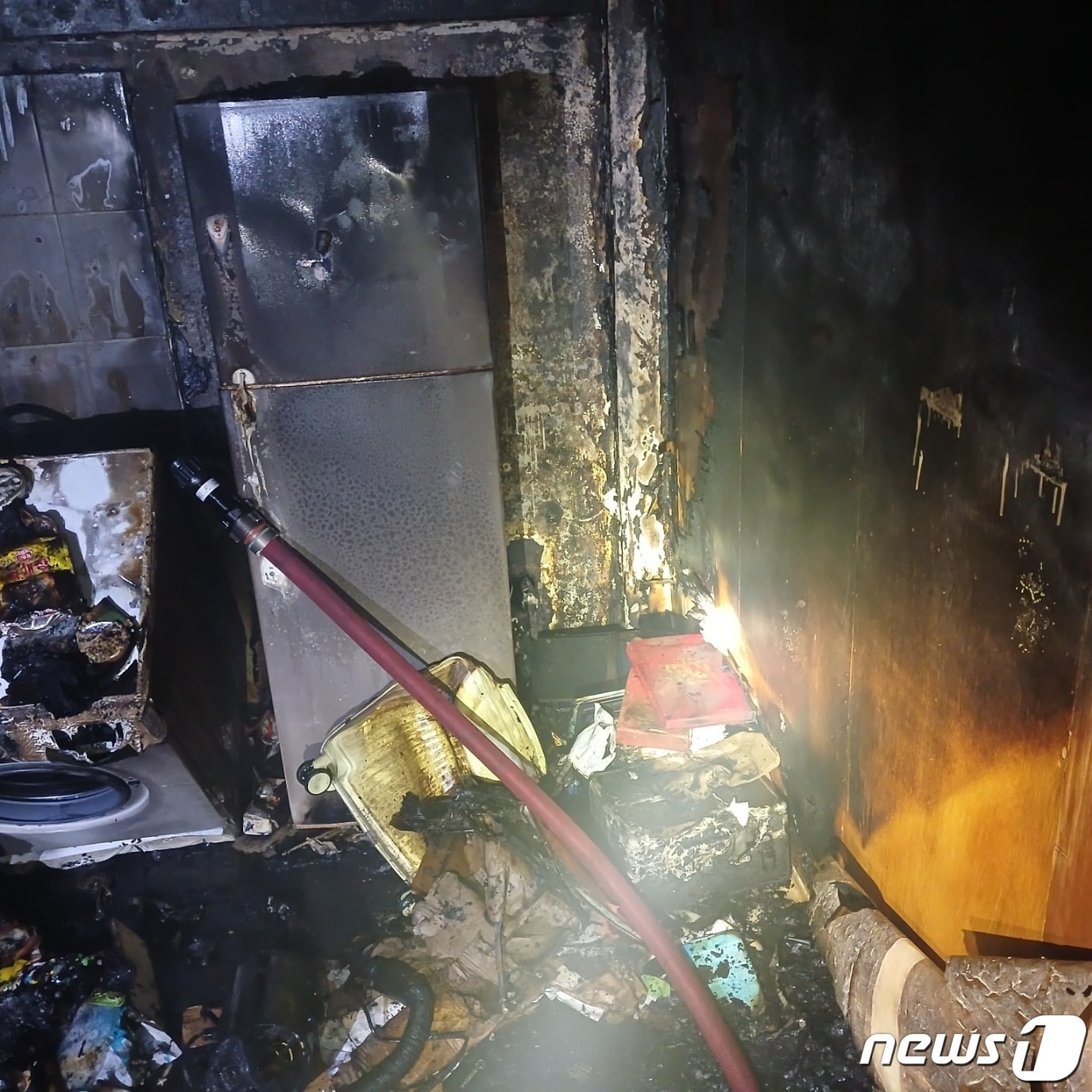 부산 남포동 상가건물 화재 현장. (부산소방재난본부 제공)