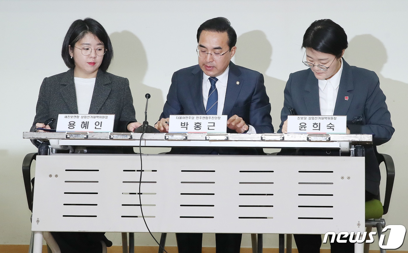 2024년 2월 21일 용혜인 새진보연합 상임선대위원장(왼쪽부터), 박홍근 더불어민주당 민주연합추진단장, 윤희숙 진보당 상임선대위원장이 서울 여의도 국회 의원회관에서 열린 민주개혁진보 선거연합 합의 서명식에서 합의문에 서명을 하고 있다. 2024.2.21 ⓒ 뉴스1 임세영 기자